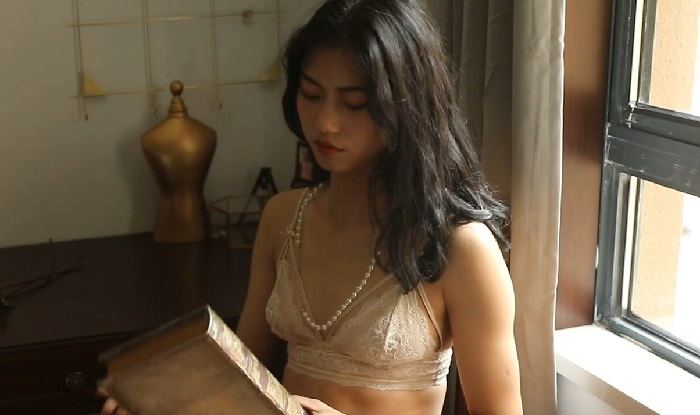 18美女裸露双奶头屁股无遮挡